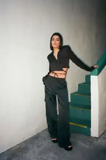ZARA Calça cargo acetinada oferta
