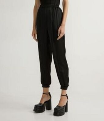 Calça jogger em cetim com bolsos e pregas