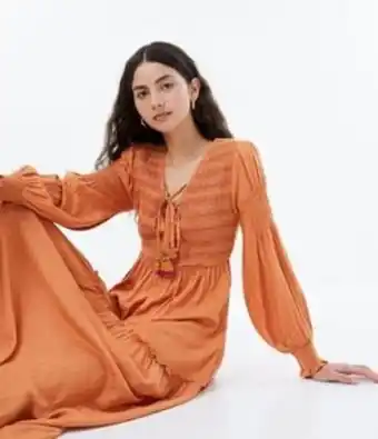 Vestido midi em viscose com manga longa detalhes em lastex e tassel