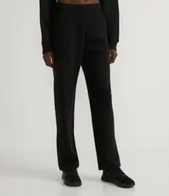 Calça reta básica esportiva em moletom com bolsos