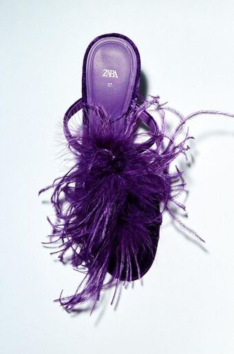 ZARA Sandália de salto de veludo com plumas oferta