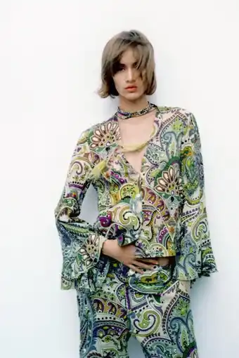 Blusa estampada com plumas