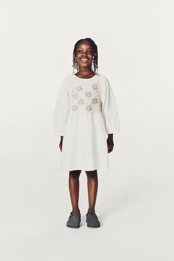 Vestido de popelina combinado com colete de crochê