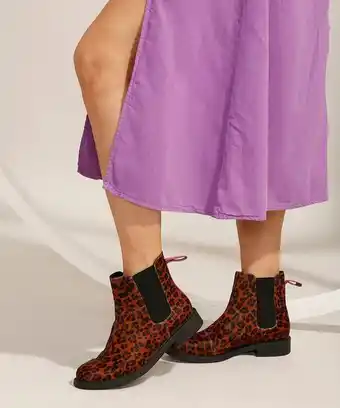 Bota feminina chelsea de couro cano baixo estampada animal print de onça com elástico via mia marrom claro