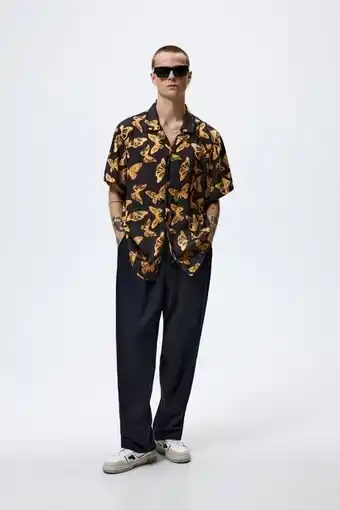 Camisa com estampa de borboletas