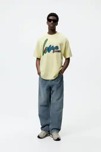 Camiseta com mensagem estampada