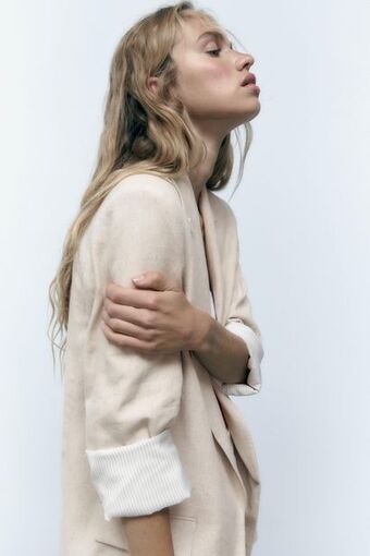 ZARA Blazer de linho com manga estampada oferta