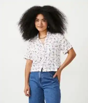 Camisa cropped em viscose com manga curta e estampa xadrez grid e linhas curvas