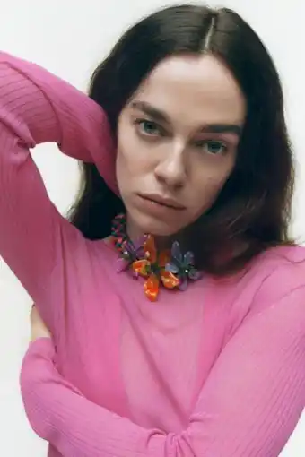 ZARA Colar com flores de resina oferta
