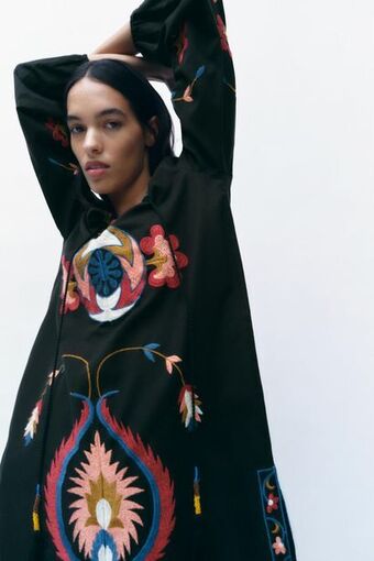 ZARA Vestido curto com bordados oferta