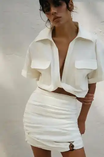 ZARA Camisa cropped com nó oferta