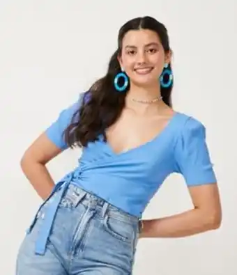 Blusa cropped em ribana com decote transpassado e manga curta bufante