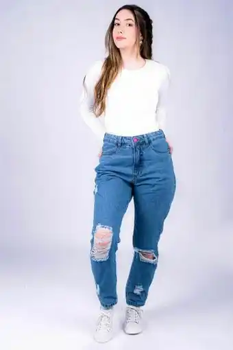 Calça jeans feminina mom com rasgos botão e rebites rosa neon