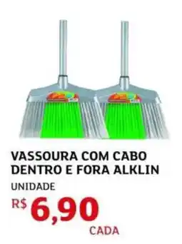 Assaí Atacadista Vassoura com cabo dentro e fora alklin oferta