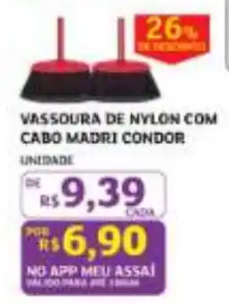 Assaí Atacadista vassoura de nylon com cabo madri condor oferta