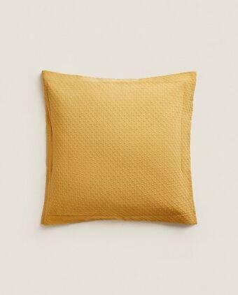 Throw pillow cover with polka dot design