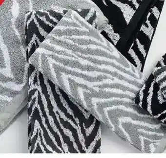 Giant Tiger Printed jacquard towel - hand towel offer