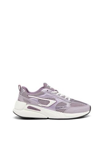 Sneakers in mesh