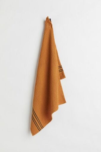 H&M Waffled tea towel offer