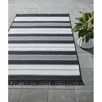 Walmart Better homes & gardens 7' x 10' black & white indoor/outdoor rug offer