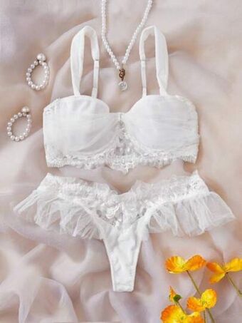 Contrast lace ruffle trim underwire lingerie set