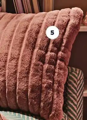 Maxi Coussin nervuré en fausse fourrure life at homemc offer