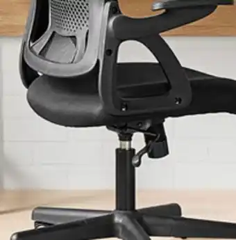 Walmart chaise à dossier en filet et accoudoirs escamotables Mainstays offer