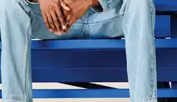 Walmart Jean coupe droite originale Signature de Levi Strauss pour hommes offer