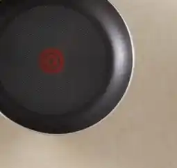 Walmart Poêle à frire Essentials de T-fal 28 cm offer