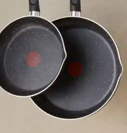 Walmart Ens. de 2 poêles a frire Signature de T-fal 24 cm et 30 cm offer