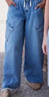 Walmart No Boundaries wide-leg barrel jeans offer