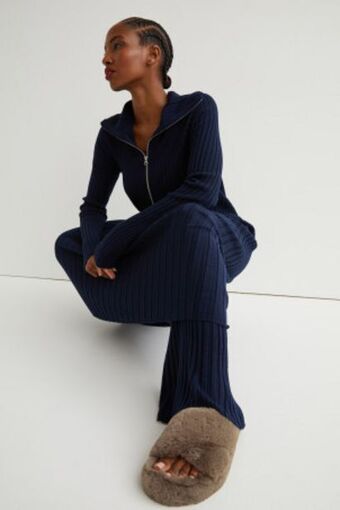 H&M Faux fur slippers offer