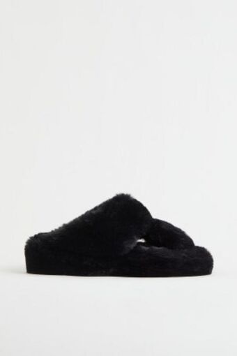 H&M Faux fur slippers offer