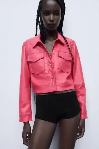 Zara Cazadora cropped efecto piel oferta