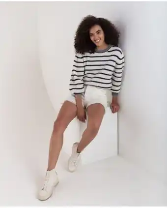 Naf Naf Short para mujer crudo de tiro alto con ruedo desflecado oferta