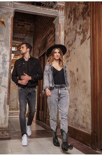 Tennis Jean de mujer, silueta mom fit de bota recta, tiro alto, tono gris acid wash oferta