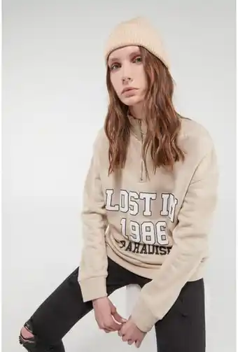 Buzo, cuello con cremallera, estampado en frente.