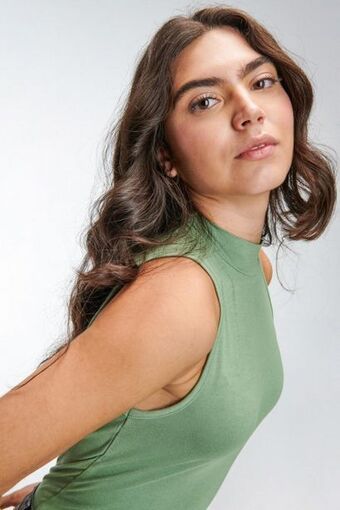 Koaj Camiseta, manga sisa, cuello alto, unicolor. oferta