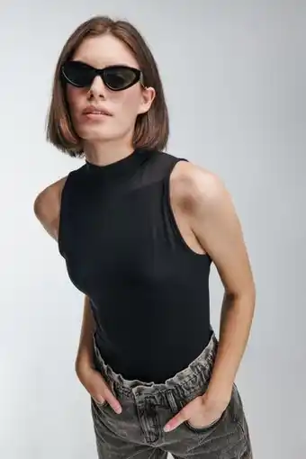 Camiseta, manga sisa, cuello alto, unicolor.