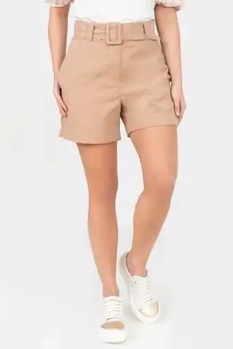 Short tiro medio con bolsillos laterales, cinturón capitoneado y hebilla.