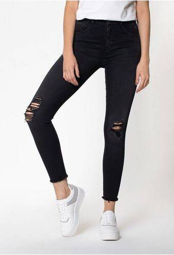 ELA Jean skinny negro tiro alto con ruedo de oferta