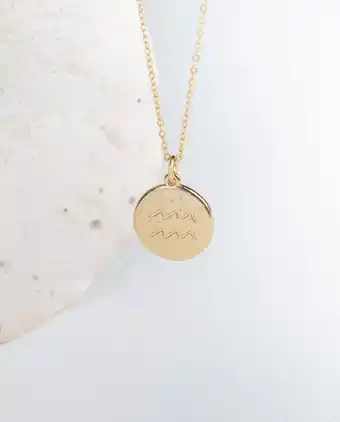 Naf Naf Collar con dije zodiacal acuario oferta