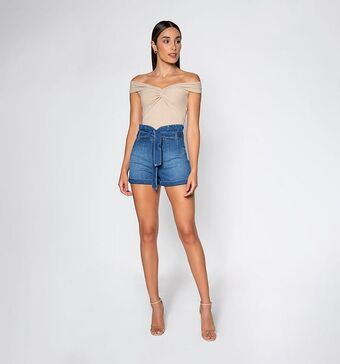 Studio F Short tiro alto con pinzas y cinturon oferta