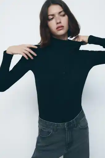 Zara Camiseta cut out botones oferta