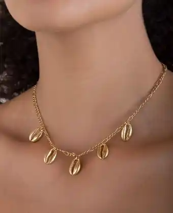 Naf Naf Collar dorado para mujer con dijes de conchas oferta