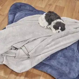 Brissa Cobija mascotas flannel huesitos gris claro 110 x 140 oferta