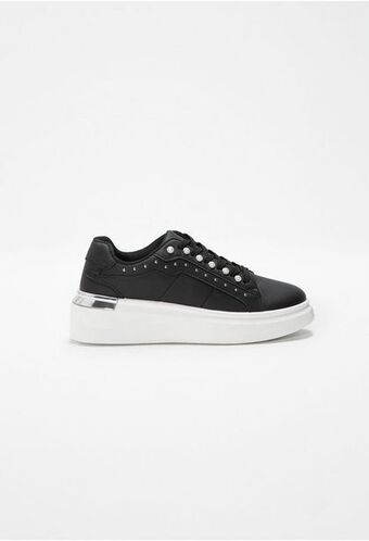 Tenis con placa y perlas en capellada