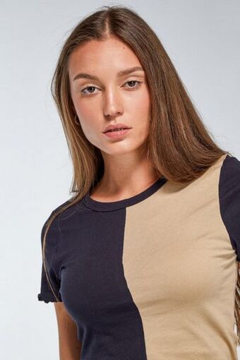 Koaj Camiseta manga corta bicolor con detalles en mini filete oferta