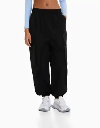 Bershka Pantalón jogger cargo bolsillos nylon oferta
