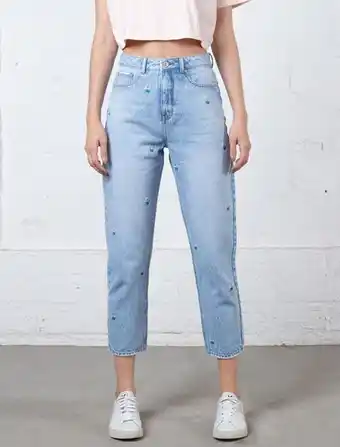 Naf Naf Jean mom fit con bordados oferta